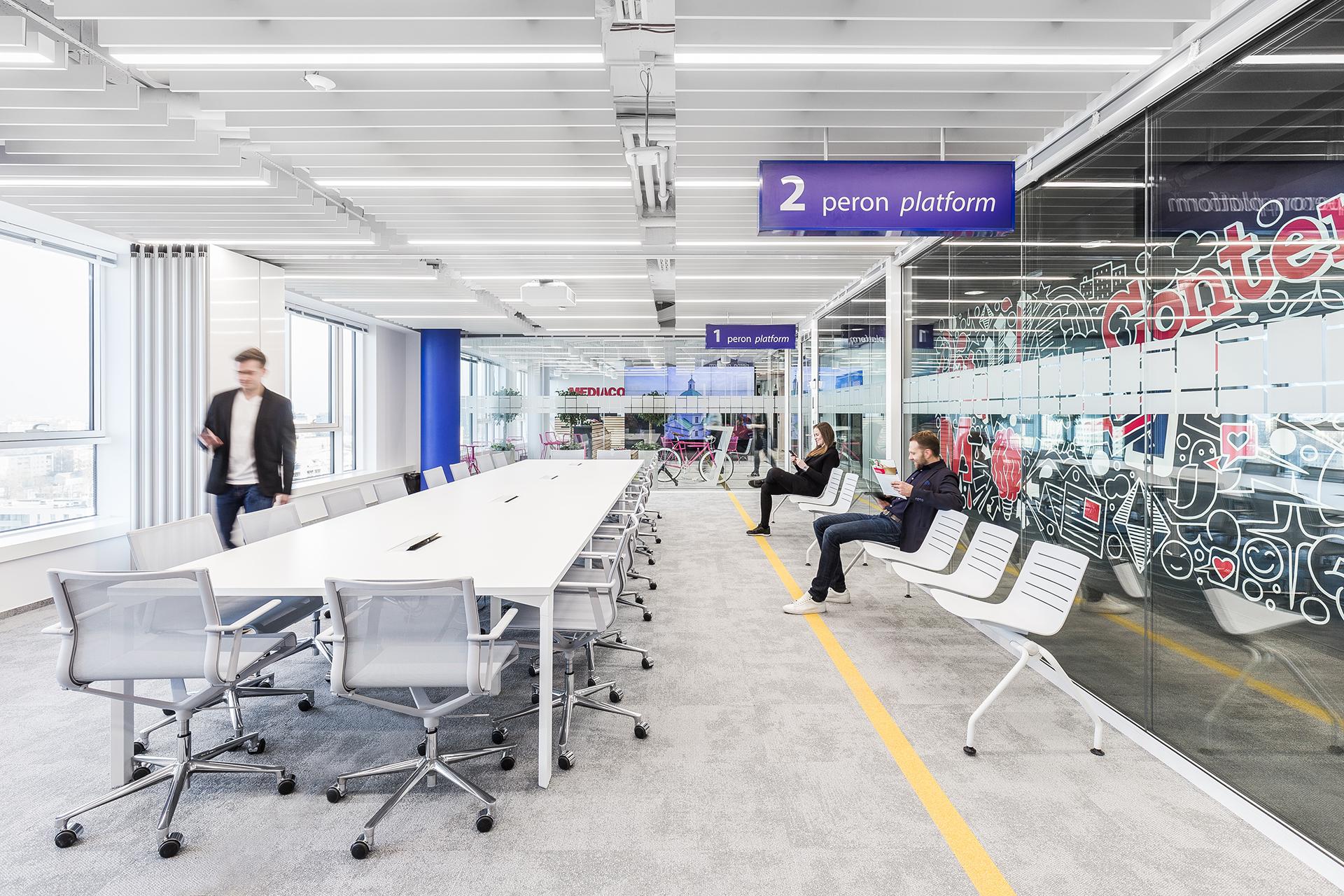 MediaCom Warszawa by Workplace (2) centralna, peron.jpg